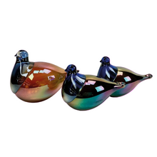 Indlæs billede til gallerivisning Decorative glass birds on a pink background