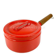 Load image into Gallery viewer, Red pot with a wooden handle on a white background, featuring the brand 'Bendixen Mikael Decor'.