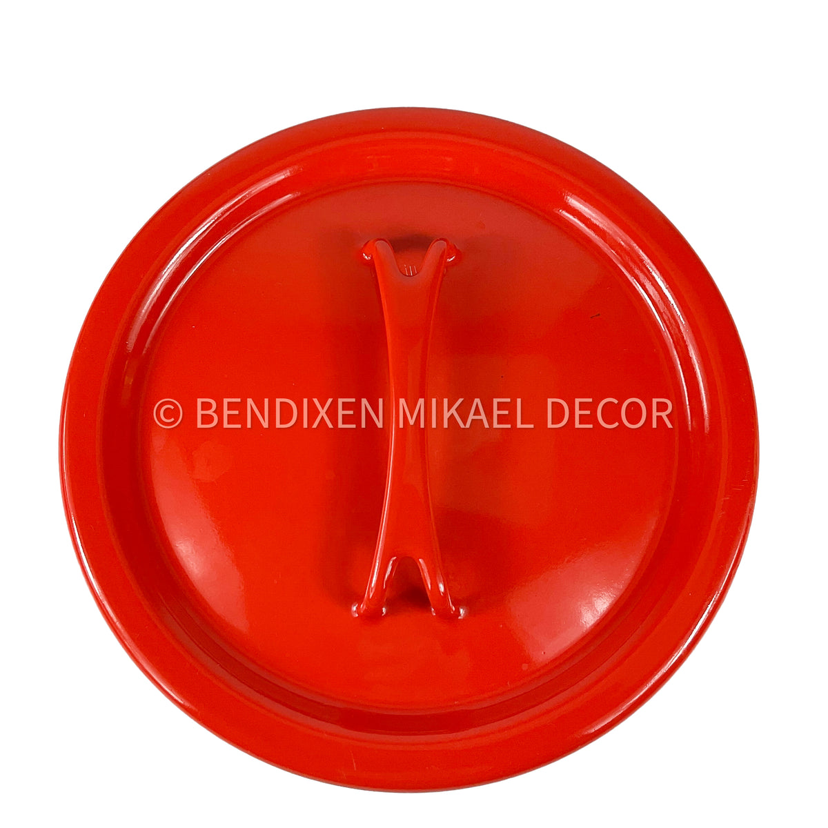 Red lid with a central design on a white background, featuring the brand 'Bendixen Mikael Decor'.