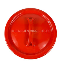 Load image into Gallery viewer, Red lid with a central design on a white background, featuring the brand 'Bendixen Mikael Decor'.
