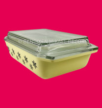 Load image into Gallery viewer, Vintage Pyrex Gaiety Range Casserole Dish – Spring Yellow with Black Snowflake Design (1958-1959) – Rare Collectible with Lid