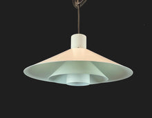 Lade das Bild in den Galerie-Viewer, Pendant light with a white shade on a black background