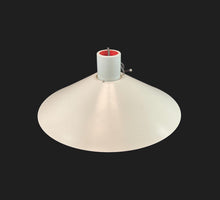 Lade das Bild in den Galerie-Viewer, White pendant light on a black background