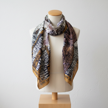 Lade das Bild in den Galerie-Viewer, Patterned scarf on a mannequin against a white background