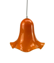 Lade das Bild in den Galerie-Viewer, Flower-shaped lamp pendant from the 70s, orange plastic, rim with a wave look.
