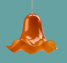 Lade das Bild in den Galerie-Viewer, Flower-shaped lamp pendant from the 70s, orange plastic, rim with a wave look.
