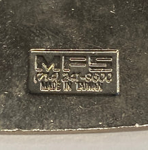 Load image into Gallery viewer, Vintage Benetton F1 Nigel Mansell Keyring and Badge
