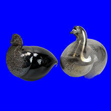 Lade das Bild in den Galerie-Viewer, Two decorative glass ornaments, one black and one grey
