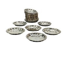 Lade das Bild in den Galerie-Viewer, Set of silver metal tart tins on a white background
